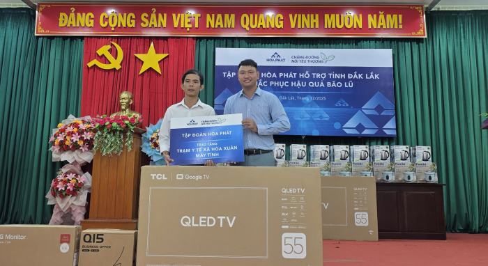 anh-vu-quang-huy-dai-dien-tap-doan-danh-tang-nhung-chiec-may-tinh-den-voi-tram-y-te-xa-hoa-xuan639006110909714858