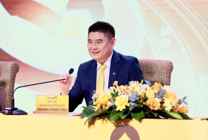 Hai thái cực cổ phiếu ngân hàng: STB tím trần 2 phiên liên tiếp, LPB “đỏ lửa” sau tin anh em ông Nguyễn Đức Thuỵ rút khỏi HĐQT LPBank