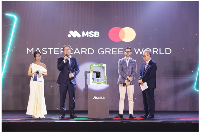 Ông Nguyễn Hoàng Linh - Tổng Giám đốc MSB và đại diện Mastercard tại sự kiện ra mắt thẻ MSB Mastercard Green World Ông Nguyễn Hoàng Linh - Tổng Giám đốc MSB và đại diện Mastercard tại sự kiện ra mắt thẻ MSB Mastercard Green World