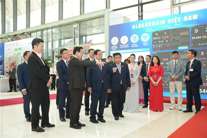 Thủ tướng Phạm Minh Chính và các thành viên Chính phủ thăm khu trưng bày Mạng Dịch vụ Đa chuỗi Blockchain Việt Nam (VBSN) - ngày 12/10 tại Đại hội đại biểu Đảng bộ Chính phủ lần thứ nhất (Ảnh: VBA) Thủ tướng Phạm Minh Chính và các thành viên Chính phủ thăm khu trưng bày Mạng Dịch vụ Đa chuỗi Blockchain Việt Nam (VBSN) - ngày 12/10 tại Đại hội đại biểu Đảng bộ Chính phủ lần thứ nhất (Ảnh: VBA)