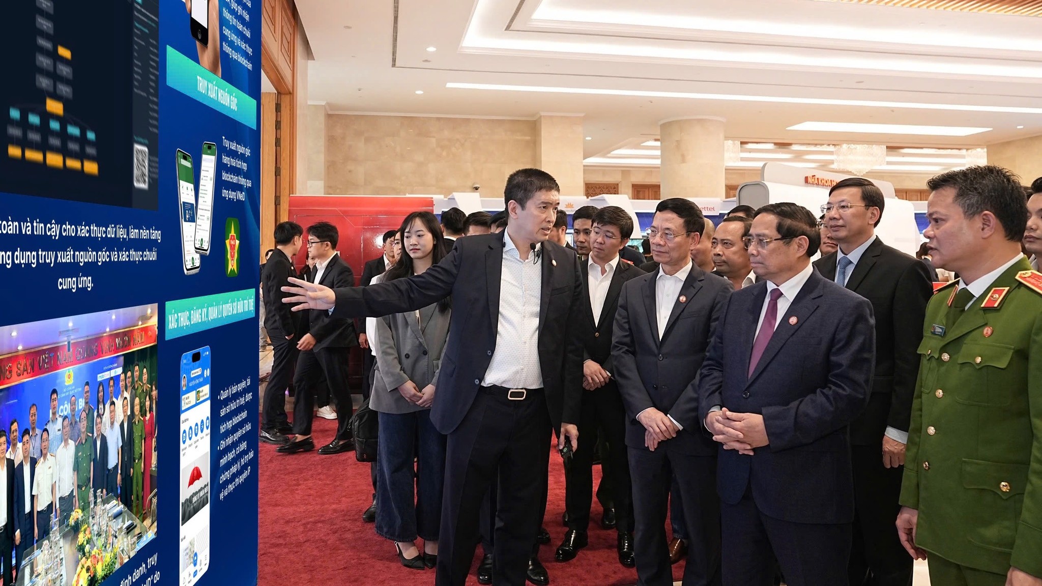 Ông Phan Đức Trung trình bày với Thủ tướng Phạm Minh Chính, Bộ trưởng Bộ Khoa học và Công nghệ Nguyễn Mạnh Hùng cùng các lãnh đạo Nhà nước về ứng dụng của Mạng Dịch vụ Đa chuỗi Blockchain Việt Nam (VBSN) trong các tổ chức dịch vụ công – tư. 