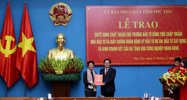    tịch UBND tỉnh Trần Duy Đông trao Quyết định chấp thuận chủ trương đầu tư, chấp thuận Nhà đầu tư dự án cho Tập đoàn Amata (Ảnh: Báo Phú Thọ)  