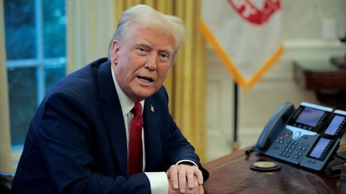 Trump chính thức áp thuế 25% lên Canada và Mexico: Nguy cơ chiến tranh thương mại?