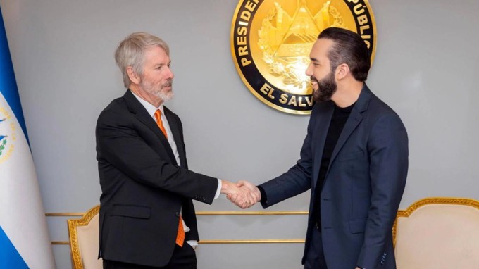 Tổng thống El Salvador  gặp 'thánh coin'