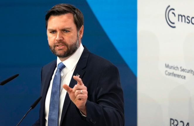 Phó tổng thống Mỹ JD Vance phát biểu tại Hội nghị An ninh Munich, Đức ngày 14/2 (Ảnh: AP)