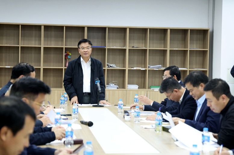 Phó Thủ tướng Lê Thành Long làm việc với các bộ, ngành, chủ đầu tư, nhà thầu tại cơ sở 2 của Bệnh viện Bạch Mai (Ảnh: VGP)