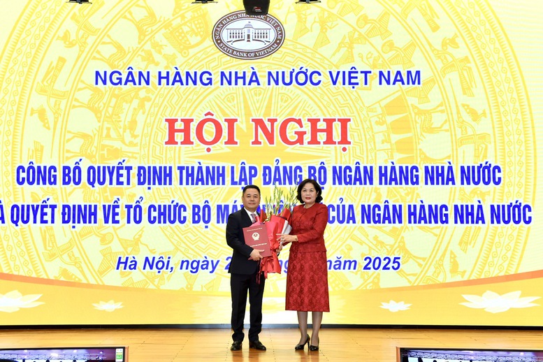 Thống đốc Nguyễn Thị Hồng trao Quyết định điều động bổ nhiệm cho ông Nguyễn Ngọc Cảnh giữ chức Phó Thống đốc NHNN (Ảnh: VGP)