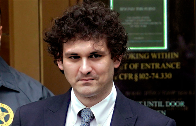 Sam ‘xoăn’ nịnh ông Trump, chỉ trích ông Biden để xin ân xá