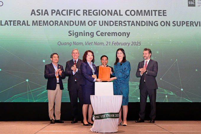 UBCKNN ký biên bản ghi nhớ đa phương về giám sát thị trường chứng khoán