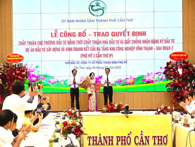   Lãnh đạo Cần Thơ trao quyết định chủ trương đầu tư Dự án Khu công nghiệp Phú Mỹ 3 Cần Thơ IP cho nhà đầu tư. Ảnh: CK
