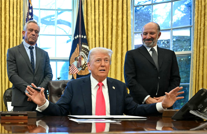 Ông Donald Trump chia sẻ với truyền thông tại Phòng Bầu Dục ngày 25/2 - Ảnh: WSJ