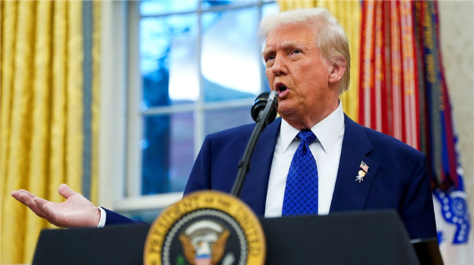 Ông Trump tiếp tục "ra đòn": Dọa áp thuế 25% lên ô tô, chip và dược phẩm