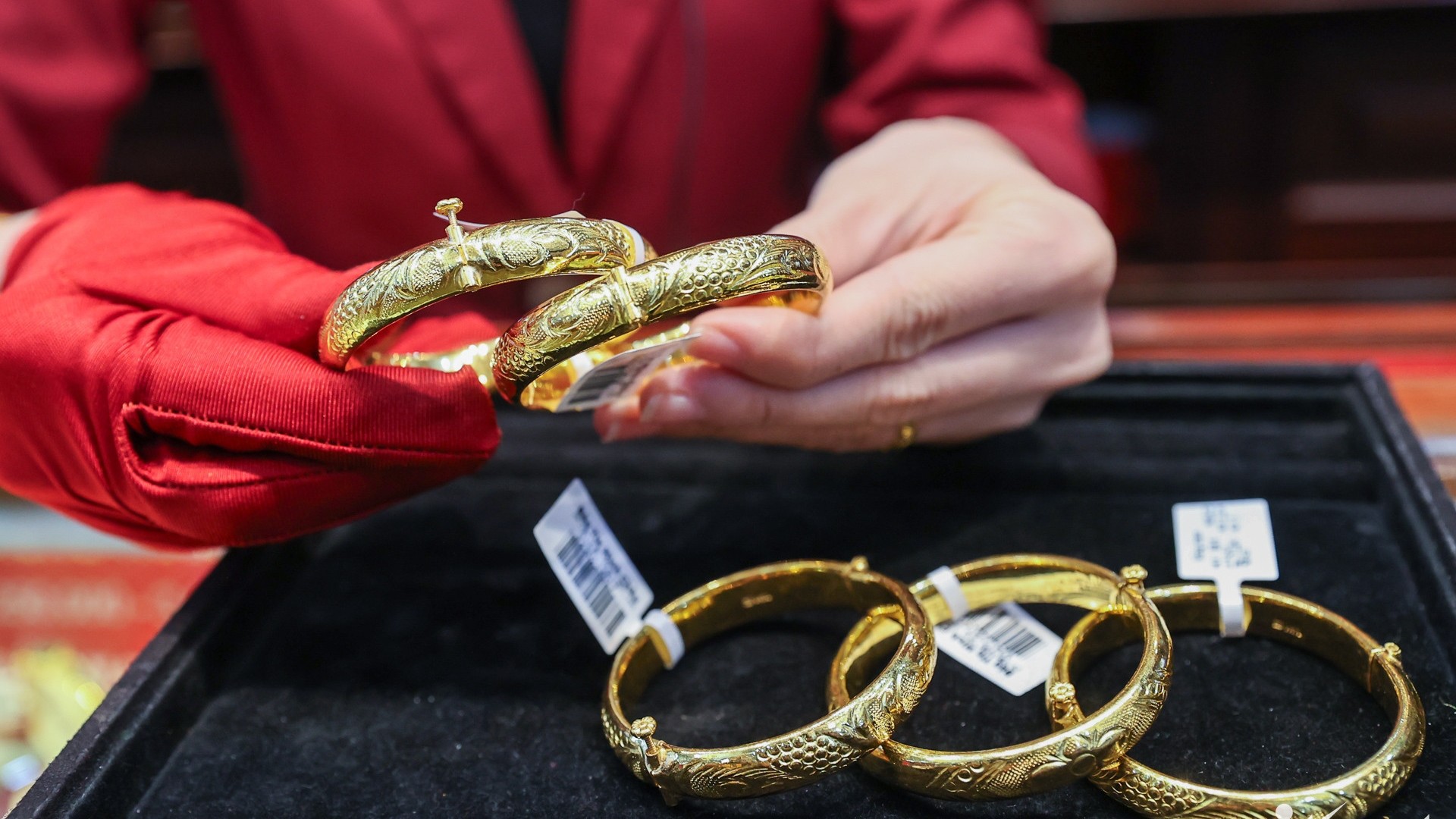 Theo chuyên gia, chỉ nên mua vàng với số lượng 1-2 chỉ để lấy may trong dịp vía Thần Tài, không nên mua với số lượng lớn. Ảnh: Phạm Hải