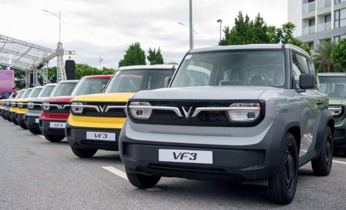 Thừa thắng xông lên với VF 3, VinFast bàn giao cả vạn xe điện trong tháng 1/2025, sắp ra mắt dòng xe mới