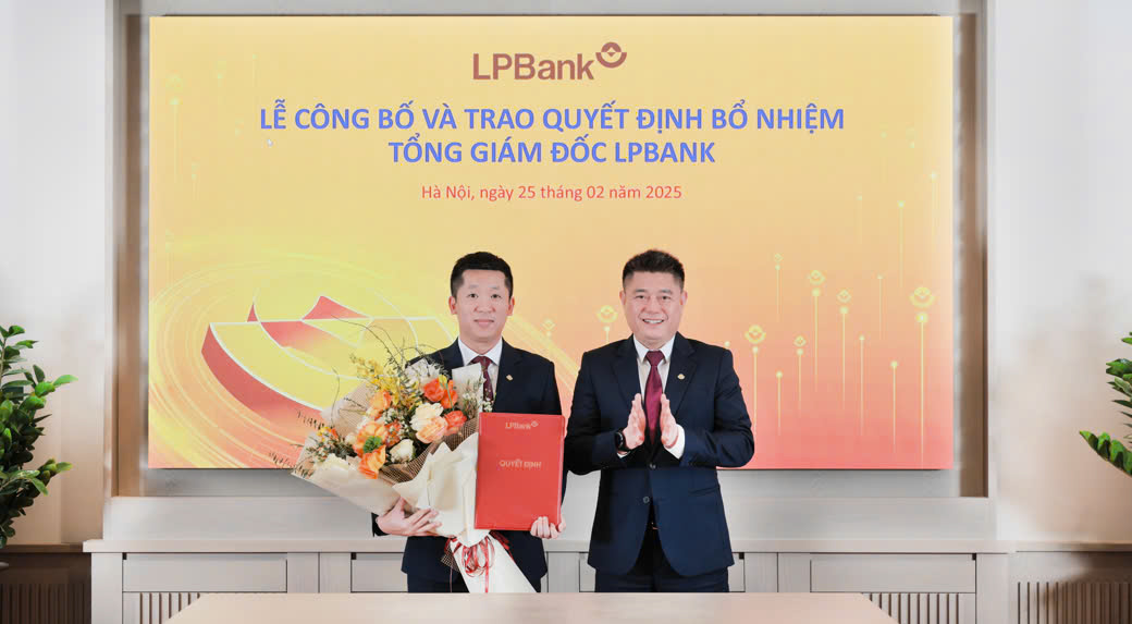 Ông Nguyễn Đức Thụy – Chủ tịch HĐQT LPBank (phải) trao quyết định bổ nhiệm cho ông Vũ Quốc Khánh – Tổng Giám đốc LPBank (trái) Ông Nguyễn Đức Thụy – Chủ tịch HĐQT LPBank (phải) trao quyết định bổ nhiệm cho ông Vũ Quốc Khánh – Tổng Giám đốc LPBank (trái)