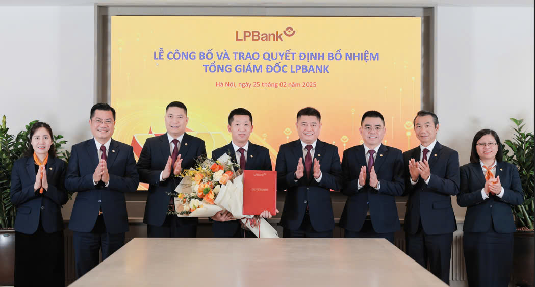 Hội đồng quản trị LPBank và Ban kiểm soát chúc mừng ông Vũ Quốc Khánh - Tân Tổng Giám đốc Hội đồng quản trị LPBank và Ban kiểm soát chúc mừng ông Vũ Quốc Khánh - Tân Tổng Giám đốc