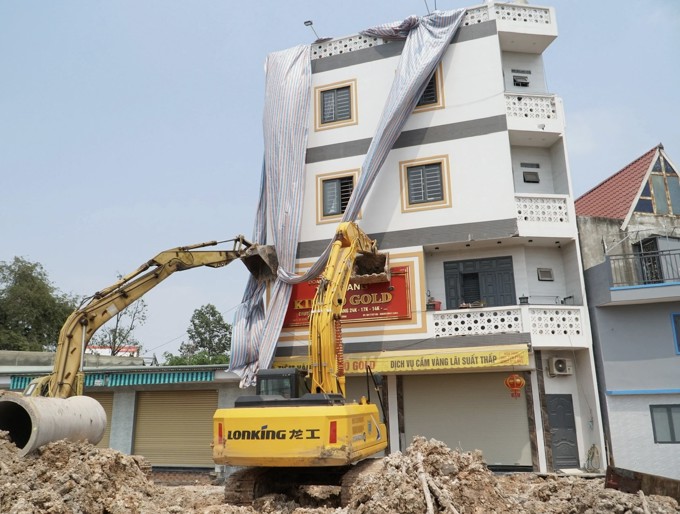 Hàng chục hộ dân hoang mang vì thi công Vành đai 3 TPHCM: Chính quyền huy động xe múc ‘cấp cứu’ tiệm vàng 3 tầng bất ngờ nghiêng 20cm!