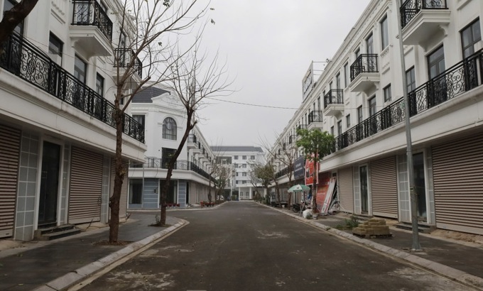 Khung cảnh hàng loạt biệt thự tiền tỷ bỏ hoang trên ‘đất vàng’ ở TP Hoà Bình: Cỏ mọc um tùm, chủ đầu tư 'mắc kẹt'