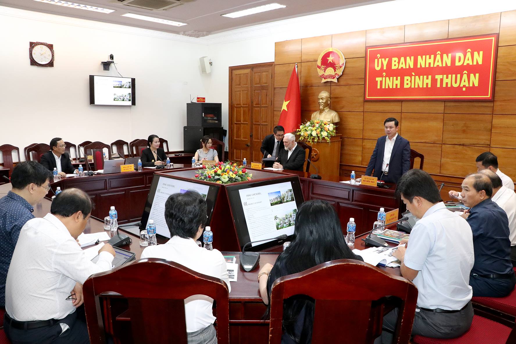 Quang cảnh buổi làm việc giữa Chủ tịch UBND tỉnh Bình Thuận Đỗ Hữu Huy và ông Peter Dalkeith Scott - Chủ tịch Tập đoàn PDSI (Ảnh: Báo Bình Thuận)
