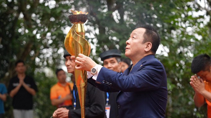 Tâm linh không đùa được đâu: Cổ phiếu SHB ‘lên đồng’ sau khi ‘bầu’ Hiển xin lửa tại Đền Hùng