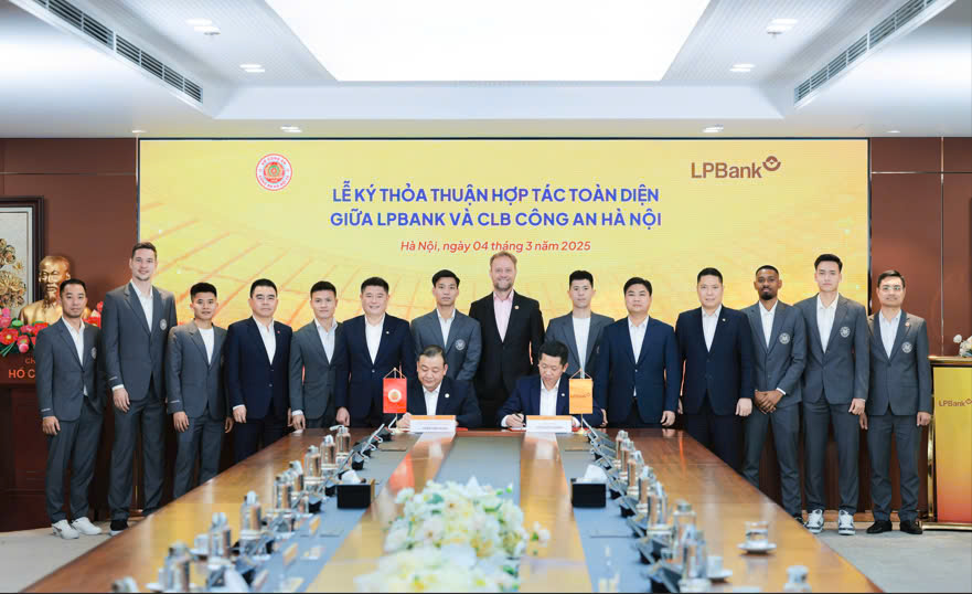 Ông Vũ Quốc Khánh, Tổng Giám đốc LPBank (phải) và Đại tá Trần Văn Hùng, Phó Chủ tịch CLB CAHN (trái) ký kết thỏa thuận hợp tác toàn diện Ông Vũ Quốc Khánh, Tổng Giám đốc LPBank (phải) và Đại tá Trần Văn Hùng, Phó Chủ tịch CLB CAHN (trái) ký kết thỏa thuận hợp tác toàn diện