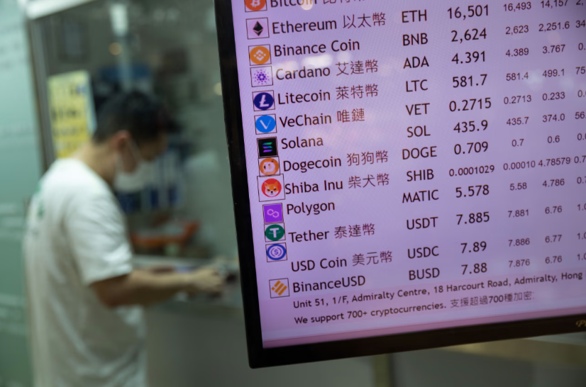 Màn hình hiển thị giá trị của nhiều loại tiền điện tử khác nhau ở Hong Kong, bao gồm cả tether và USDC.