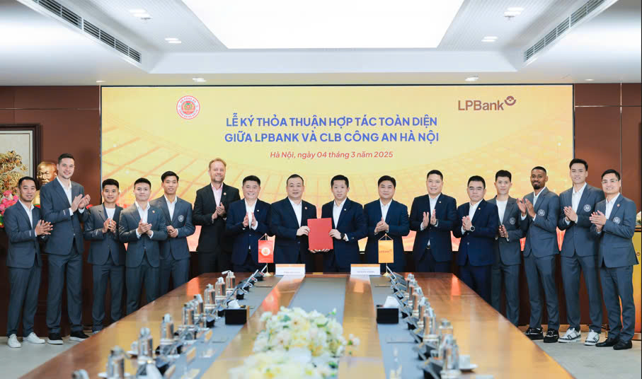 Lãnh đạo LPBank và CLB CAHN cùng các cầu thủ chụp ảnh lưu niệm tại sự kiện Lãnh đạo LPBank và CLB CAHN cùng các cầu thủ chụp ảnh lưu niệm tại sự kiện