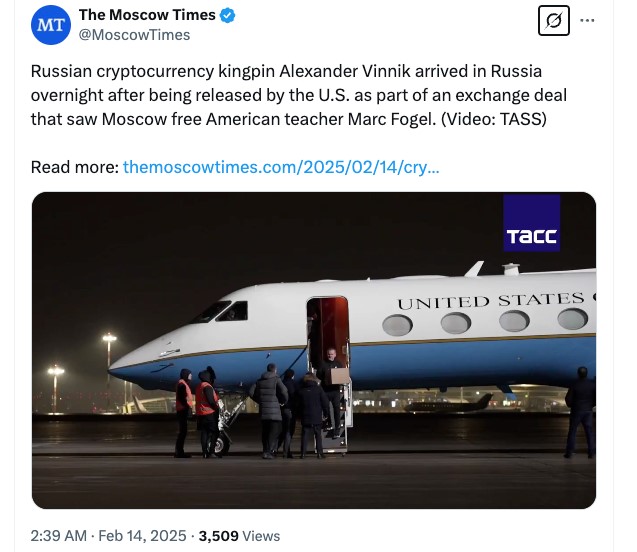 Alexander Vinnik bước ra khỏi máy bay ở Moscow. Nguồn: The Moscow Times Alexander Vinnik bước ra khỏi máy bay ở Moscow. Nguồn: The Moscow Times