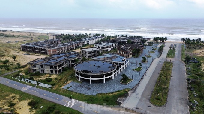Khu du lịch 2 tỷ USD ‘đắp chiếu’ bên vịnh Lăng Cô: Từ 'dải lụa vàng' đến hoang phế, chìm trong cỏ dại!
