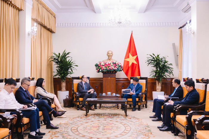 Tổng giám đốc Công ty Quản lý Tài sản VanEck, ông Jan van Eck, đã có cuộc gặp quan trọng với Thứ trưởng thường trực Bộ Ngoại giao Nguyễn Minh Vũ. Ảnh: BTC.
