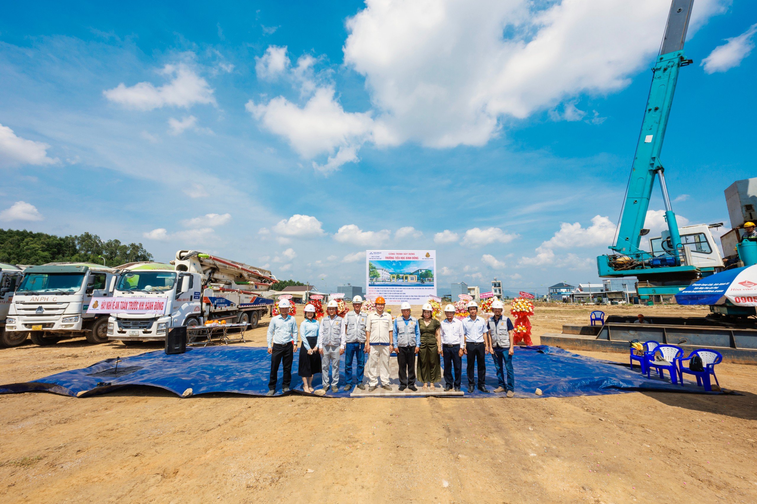 Đại diện nhà thầu và Hòa Phát DQ khởi công xây dựng Trường Tiểu học Bình Đông