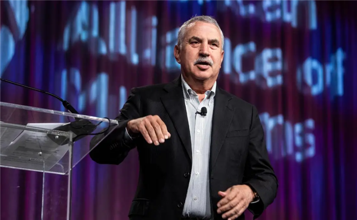 Nhà báo Thomas L.Friedman - tác giả cuốn sách “Thế giới phẳng”  (Ảnh: Internet)