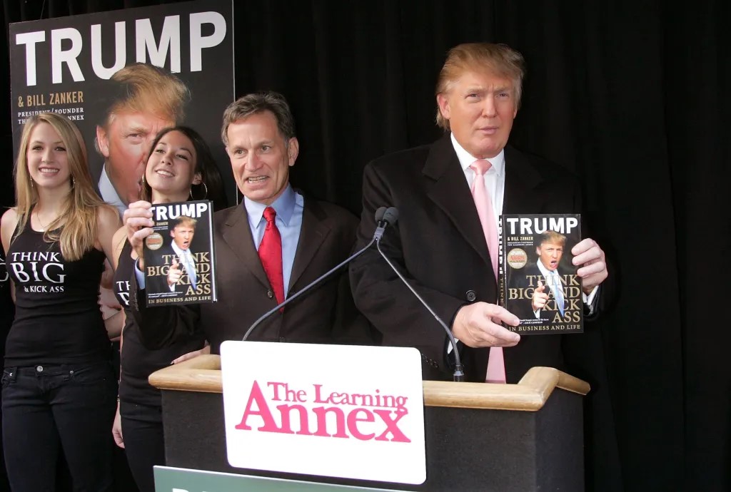 Bill Zanker (bên trái) và Donald Trump quảng bá cuốn sách mà họ đồng sáng tác vào năm 2007 (Ảnh: Getty Image)