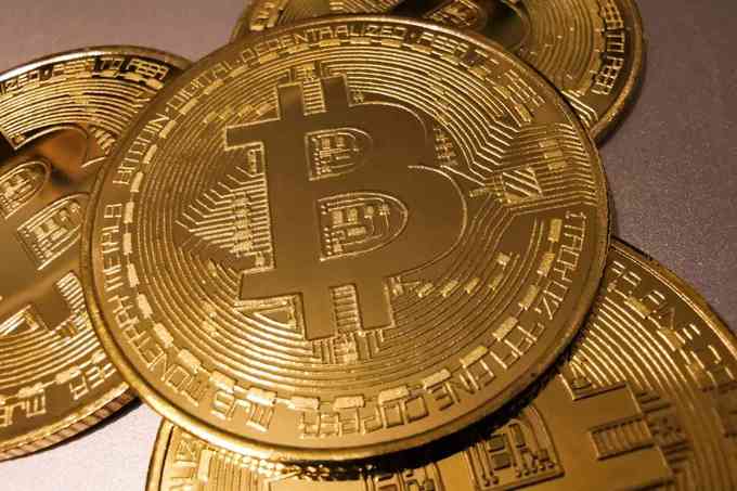 Mỹ nợ ngập đầu, Bitcoin “ngồi chễm chệ” chờ ngày soán ngôi USD?