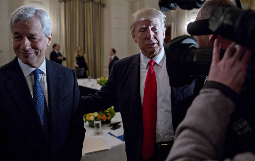 Tổng thống Mỹ Donald Trump bên cạnh CEO JPMorgan tại một sự kiện (Ảnh: Getty Images)