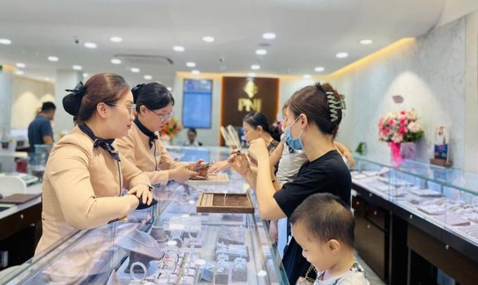 PNJ hết vàng để bán