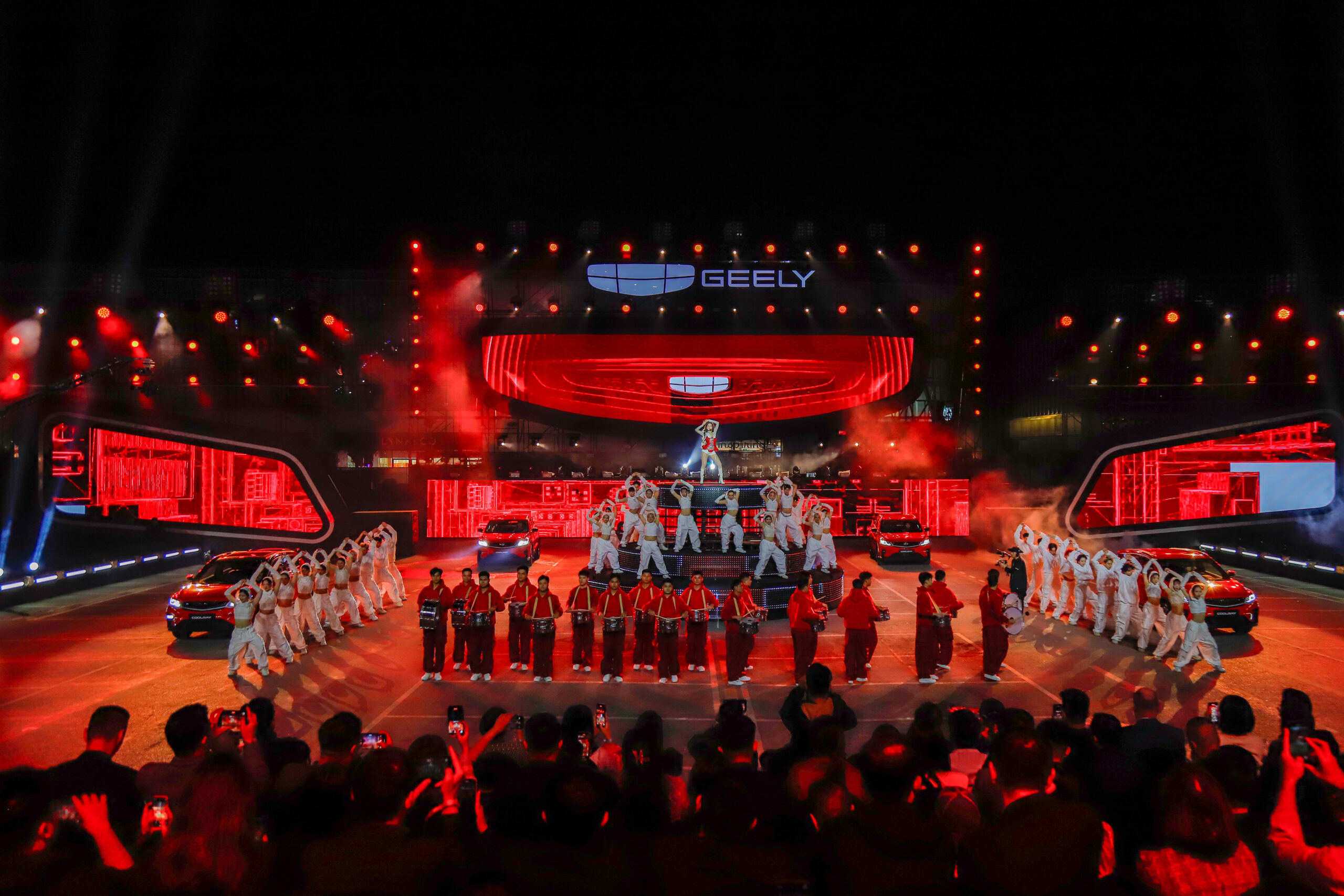 Màn trình diễn hoành tráng của đại sứ thương hiệu Chi Pu cùng xe Geely Coolray.