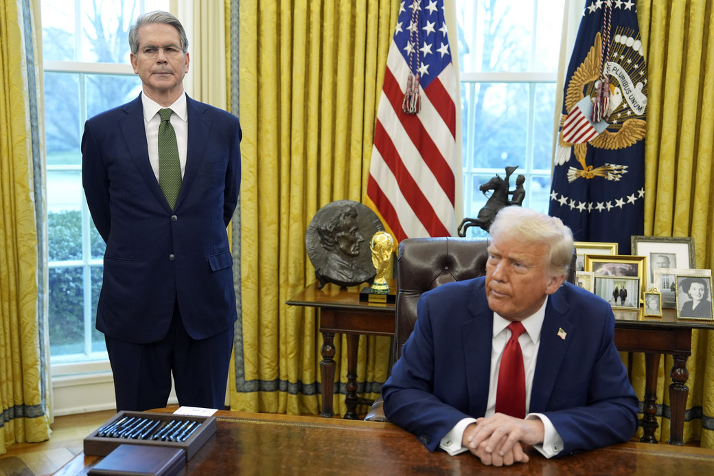 Ông Trump và Bộ trưởng Tài chính Scott Bessent (Nguồn: Politico)