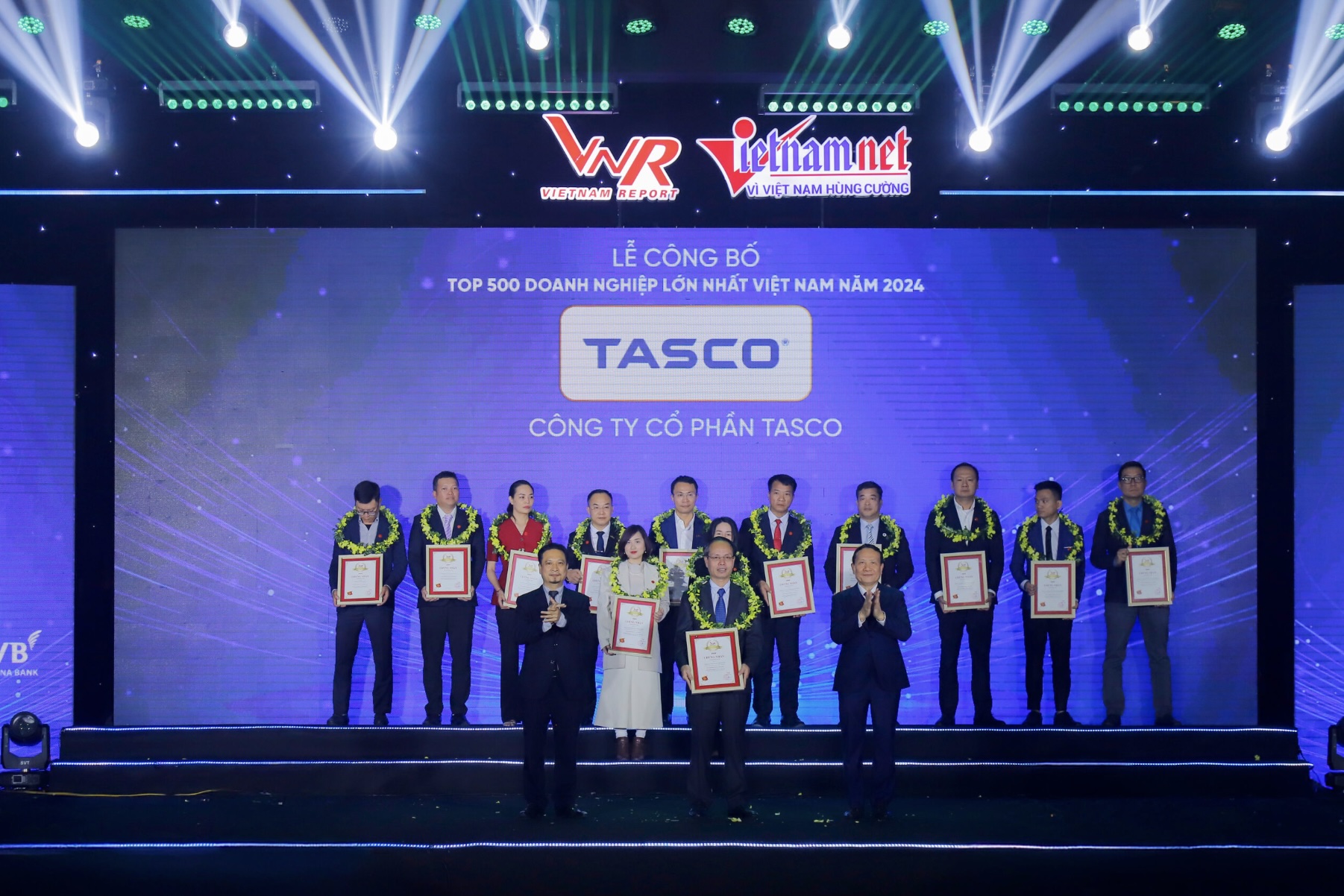 Đại diện CTCP Tasco nhận chứng nhận Top 500 doanh nghiệp lớn nhất Việt Nam. Đại diện CTCP Tasco nhận chứng nhận Top 500 doanh nghiệp lớn nhất Việt Nam.