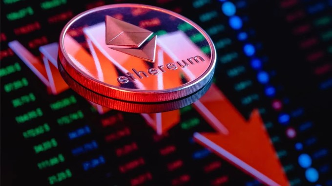 Ethereum "thủng" đáy 2 năm, nhưng giới trader chuyên nghiệp vẫn “án binh bất động”