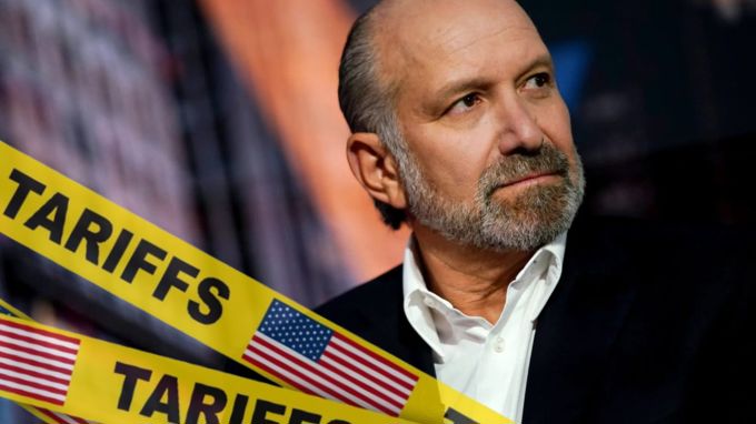 Bộ trưởng Thương mại Mỹ: Miễn trừ thuế cho hàng điện tử chỉ là tạm thời, sẽ có loại thuế mới