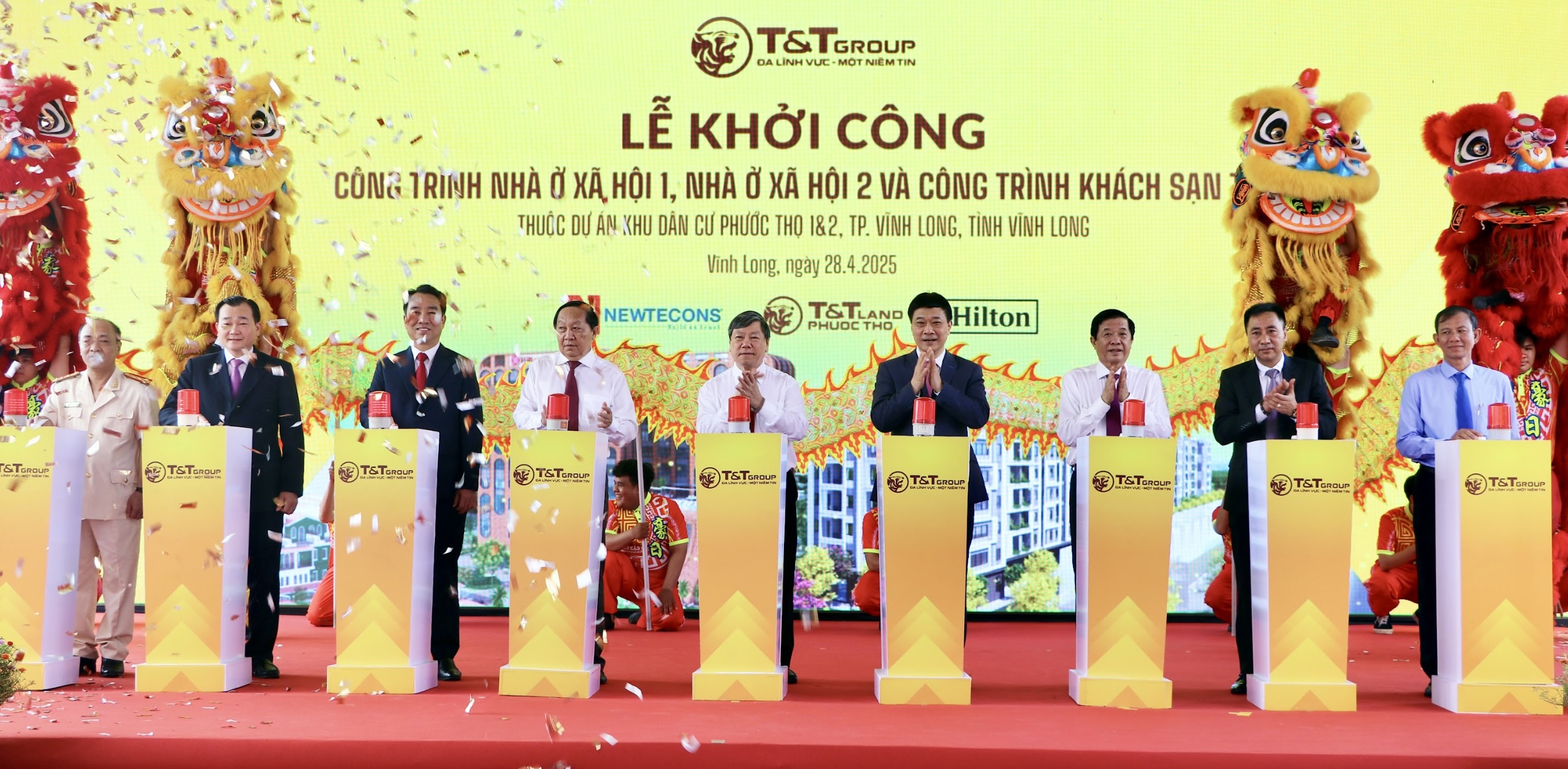 Ảnh 1: Các đại biểu thực hiện nghi lễ khởi công công trình nhà ở xã hội và khách sạn thuộc dự án Khu dân cư Phước Thọ 1 & 2