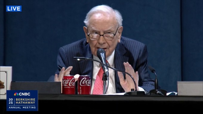 Warren Buffett chỉ trích chính sách thuế quan và chủ nghĩa bảo hộ: “Thương mại không nên là vũ khí”