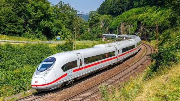 Hàn Quốc sẵn sàng hợp tác, chuyển giao công nghệ sản xuất đầu máy tàu đường sắt tốc độ cao cho Việt Nam