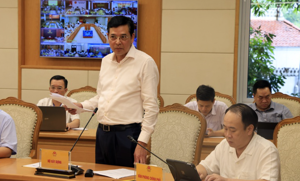 Thứ trưởng Bộ Xây dựng Bùi Xuân Dũng báo cáo tại phiên họp (Ảnh: VGP)