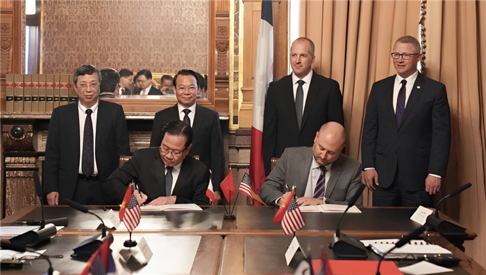 Lãnh đạo Bộ Nông nghiệp và Môi trường Việt Nam và Bộ Nông nghiệp bang Iowa chứng kiến lễ ký kết Bản ghi nhớ hợp tác (Ảnh: Bộ Nông nghiệp và Môi trường)