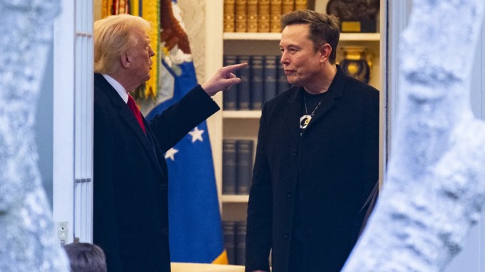 Phố Wall đỏ lửa, cổ phiếu Tesla "bốc hơi" 14% khi Elon Musk bị ông Trump "tấn công"