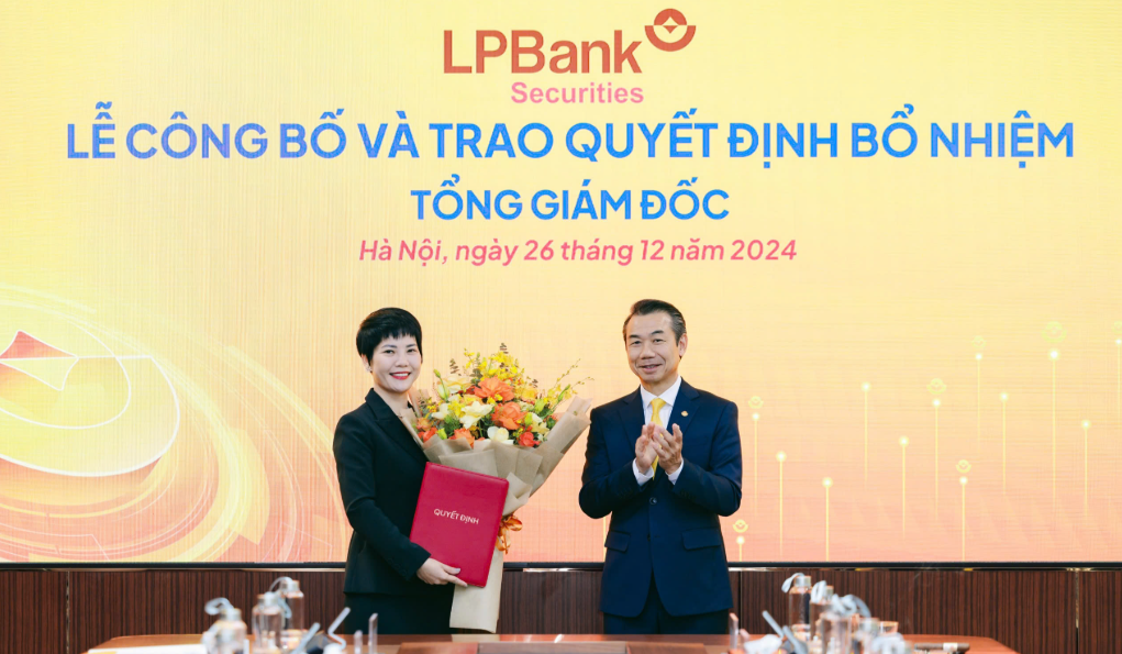 Bà Vũ Ngọc Anh nhận quyết định bổ nhiệm Tổng Giám đốc LPBS hồi tháng 12/2024 (Ảnh: LPBS)