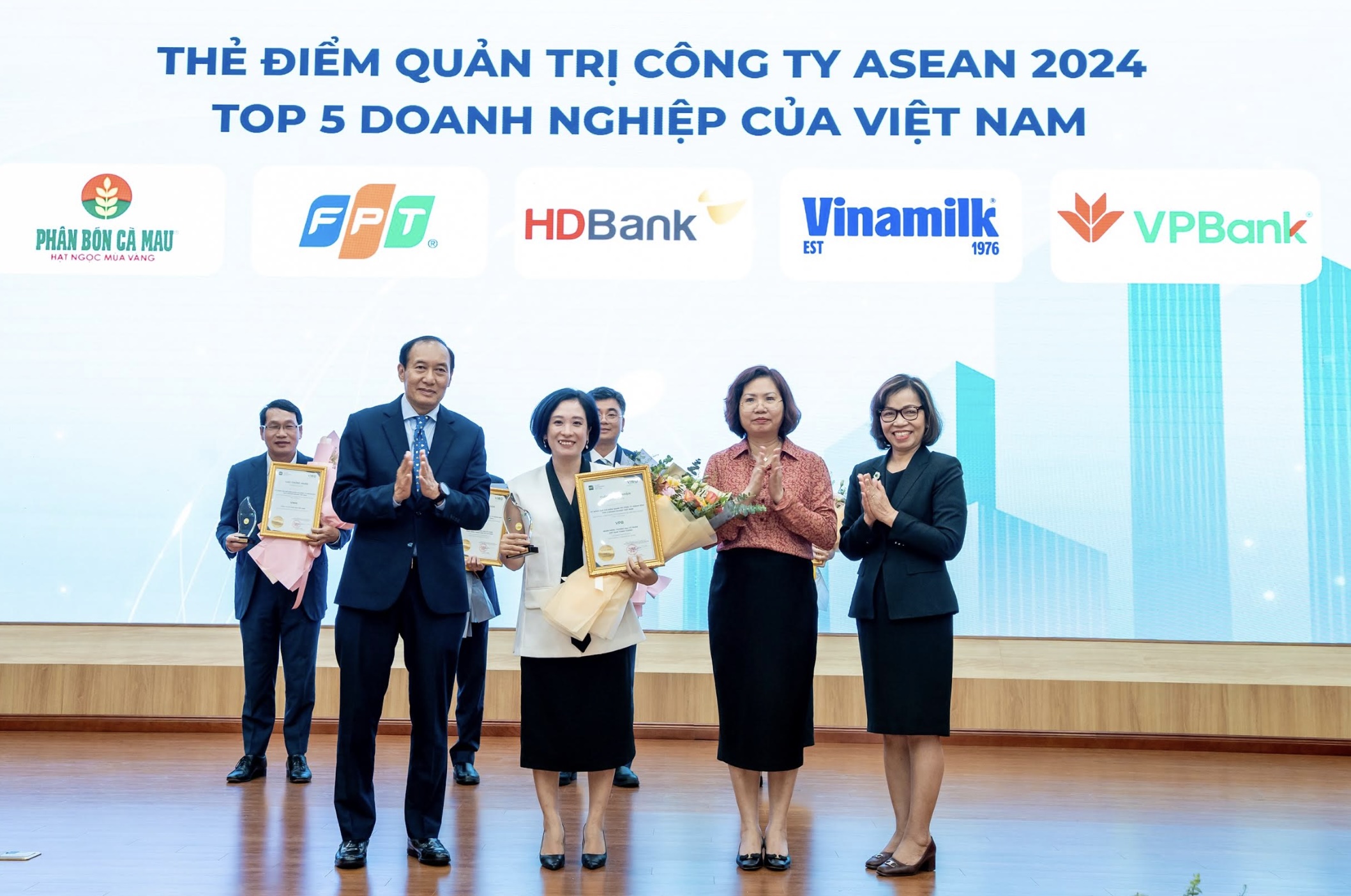 Đại diện VPBank nhận giải Top 5 Doanh nghiệp có kết quả đánh giá ACGS cao nhất Việt Nam. 
