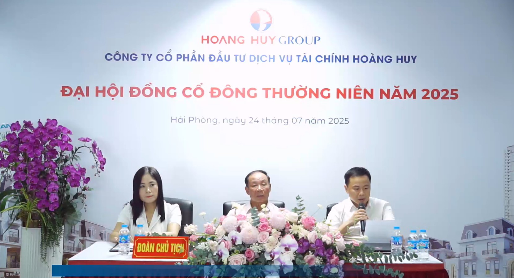Ban chủ tọa điều hành AGM 2025 của TCH: Lần lượt từ trái qua là CEO Hoàng Thị Huyên, Chủ tịch HĐQT Đỗ Hữu Hạ và Thành viên HĐQT kiêm Phó Tổng giám đốc Đỗ Hữu Hưng Ban chủ tọa điều hành AGM 2025 của TCH: Lần lượt từ trái qua là CEO Hoàng Thị Huyên, Chủ tịch HĐQT Đỗ Hữu Hạ và Thành viên HĐQT kiêm Phó Tổng giám đốc Đỗ Hữu Hưng